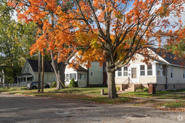 Smaller bungalow style homes can be found sporadically on the streets of the Arts District.