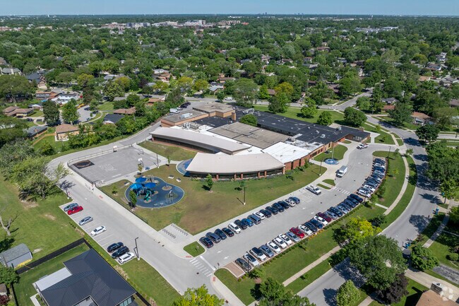 Edison Elementary School is located conveniently near a residential area.