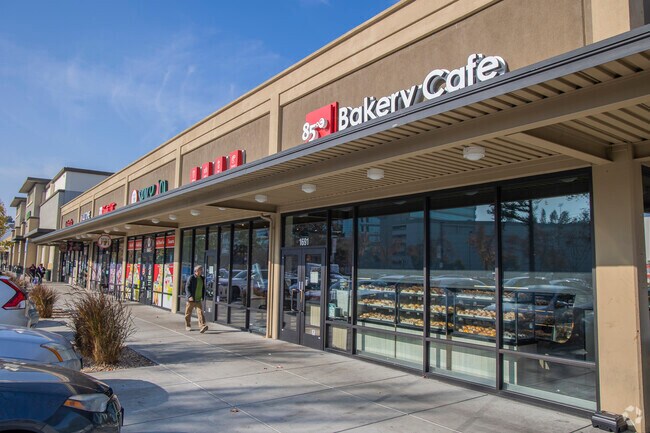85 Degrees Bakery Cafe bakes traditional asian buns and cakes near Glenbrook Heights.