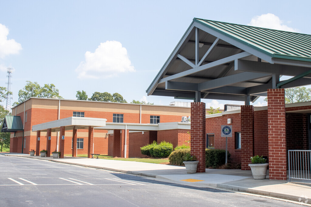 Main entrance to Auburn Elementary School in Outlying Barrow County, Auburn GA