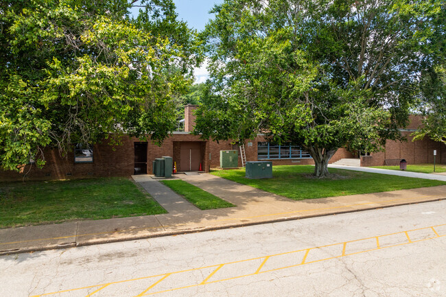 The student population of Hebron Elementary School is 725 and the school serves PK-5.