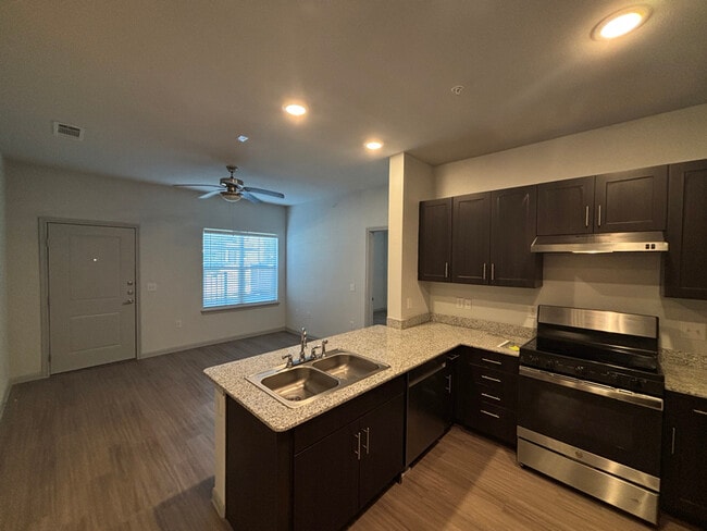 950 Fm2001 unit b4, Buda, TX 78610 - photo 3