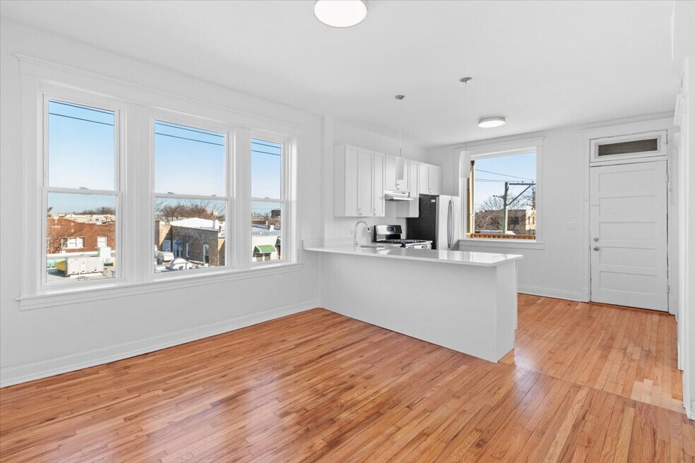 4343 N Spaulding Ave unit 2, Chicago, IL 60618 - photo 1