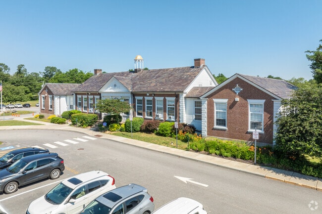 Locals love Richmond Elementary School for it's convenience and well trained staff.