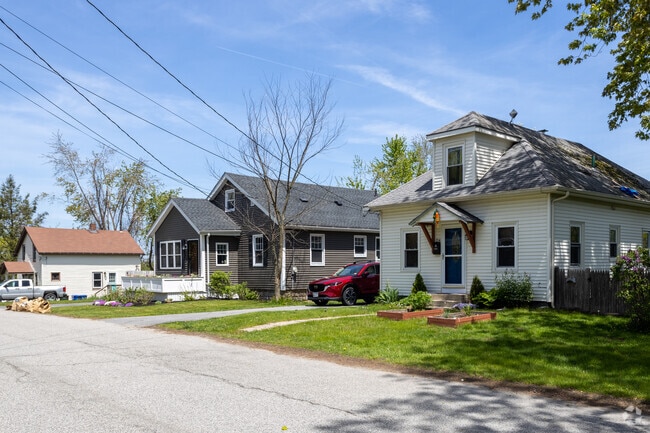 There are a variety of homes in Cash Corner.