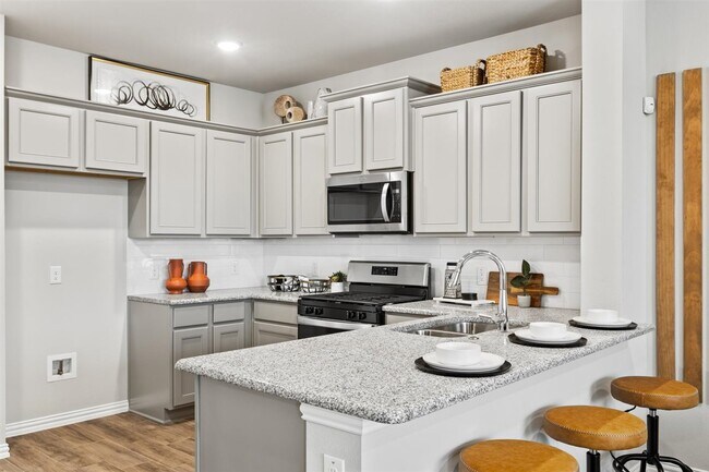 2238 Memory Oaks Dr unit 11, Tomball, TX 77375 - photo 3