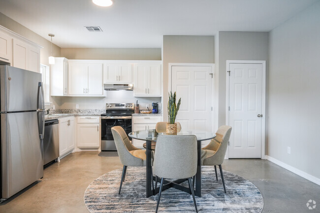2BR, 2BA - 1020SF - Kitchen / Dining Room