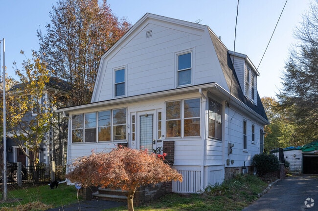 American Four Square homes sit on many spacious lots within Maplewood.