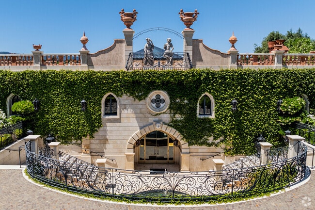 In Saint Helena tourists come to tour the long list of luxurious wineries.