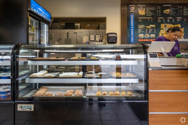 Papa’s Bakery serves up delicious sandwiches and pastries in Lincoln Knolls.