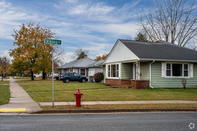 Homes throughout Putnam Heights are on average sized city lots.