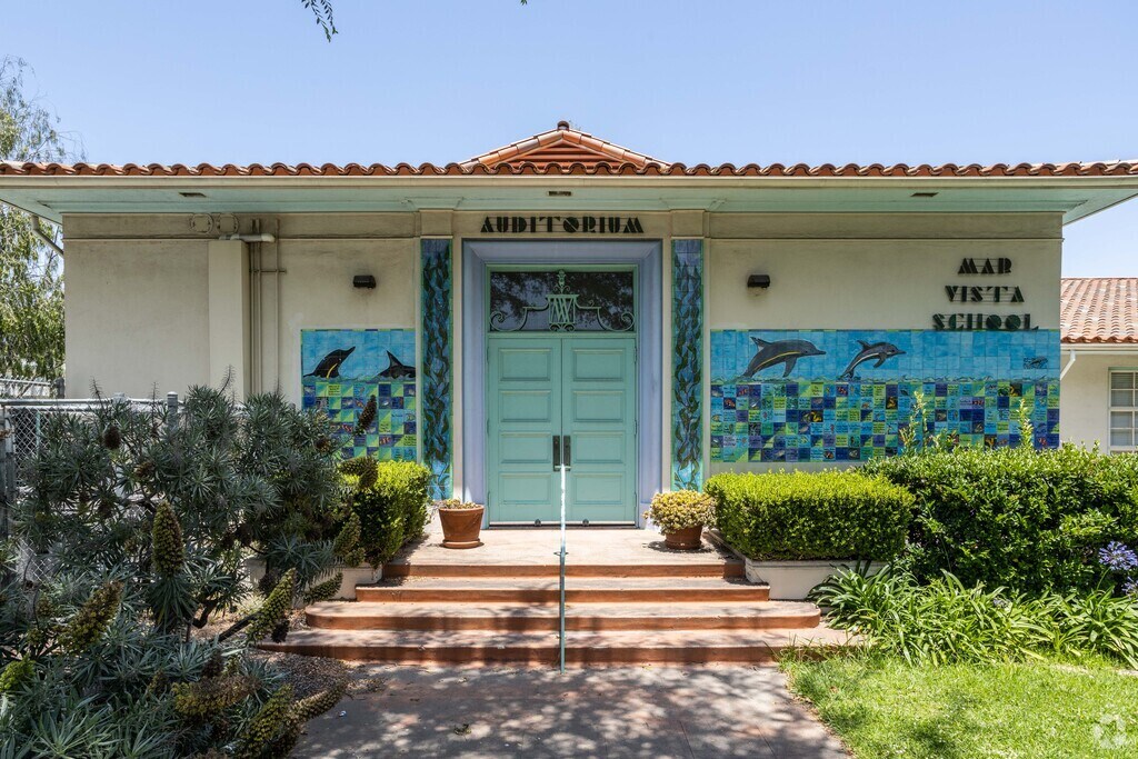 The main entrance of Mar Vista Elementary in Los Angeles.