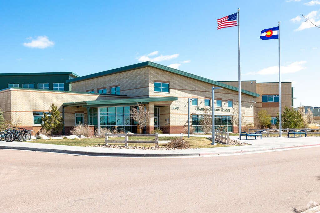 Grand Mountain School emphasizes on computer sciences.