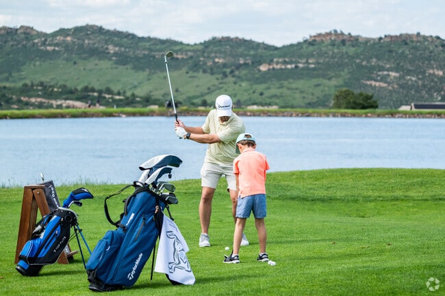 Homestead residents can join the Red Rock Country Club for golf and other amenities, while enjoying scenic landscape views.