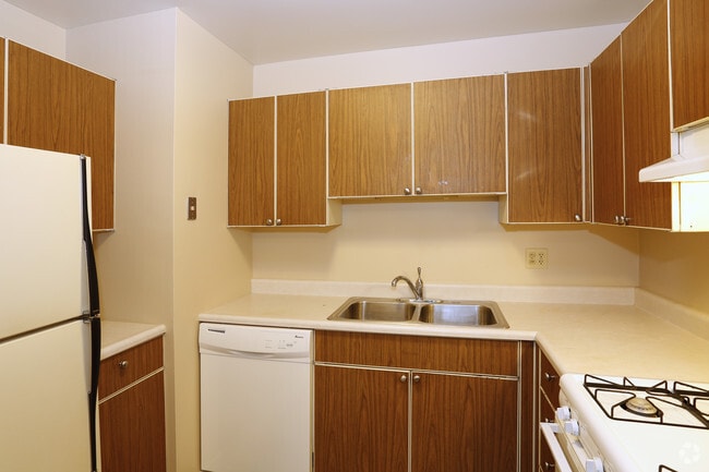 Carriage Hill Apartments, Peoria, IL 61603 - photo 6