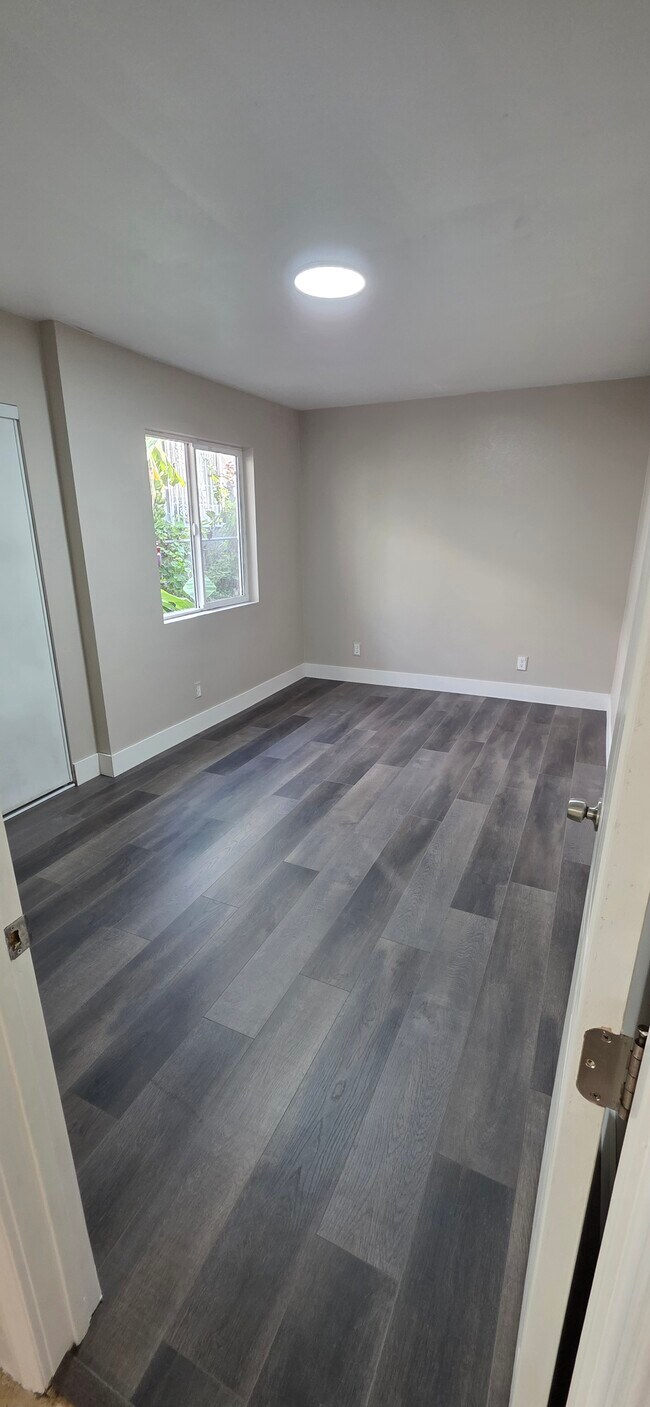 956 E 55th St, Los Angeles, CA 90011 - photo 4