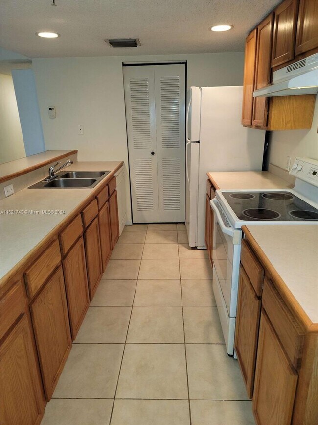 9907 Westwood Dr unit 152, Tamarac, FL 33321 - photo 3