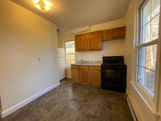 73 W Thames St unit 73B, Norwich, CT 06360 - photo 3