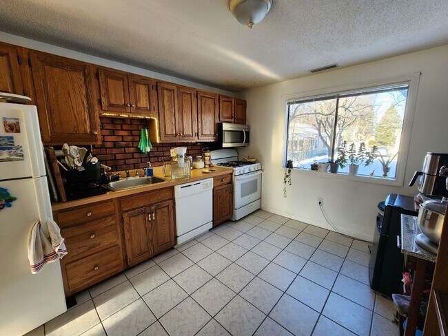 100 E Meadow Rd unit 4, Lowell, MA 01854 - photo 5