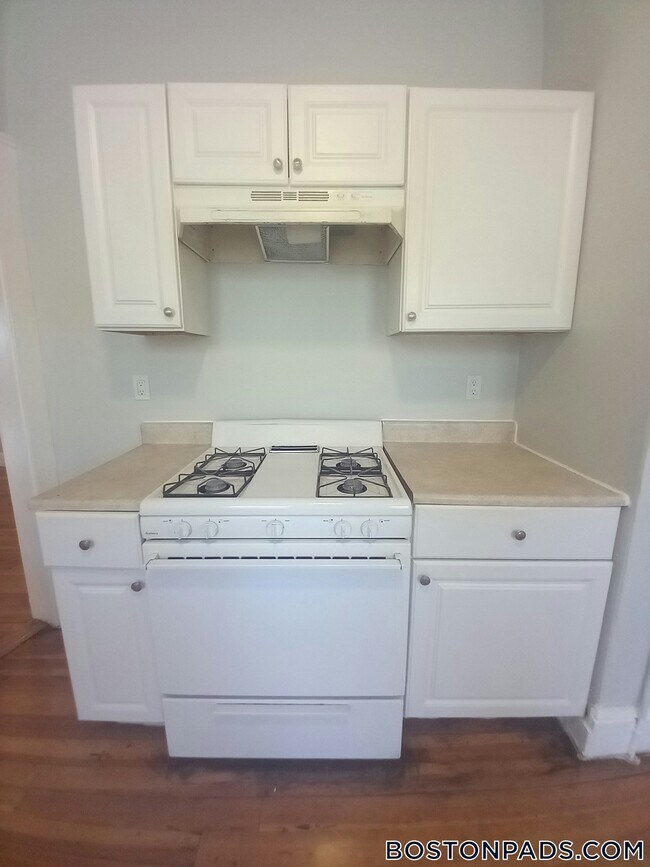 48-50-50 Clark Ave unit 3R, Chelsea, MA 02150 - photo 3