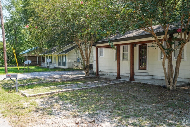 Some neighborhoods on Kamper Avenue have fixer-uppers that appeal to renovation enthusiasts.