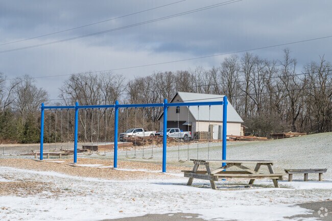 Hills-Hendersonville Elementary School has a student-teacher ratio of 18 to 1.