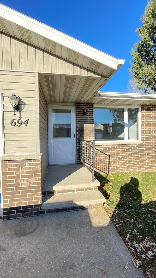 694 Trailsway Ln, Neenah, WI 54956