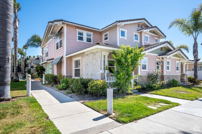 Downtown Oxnard features multiple housing styles from townhomes, to condos, and apartments.