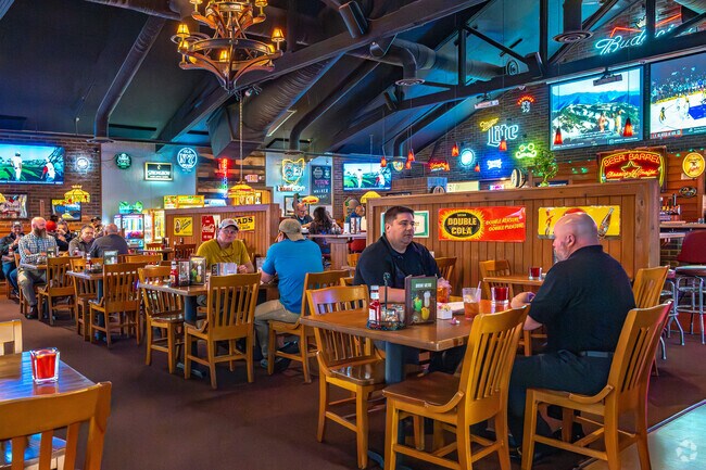 Beer Barrel Pizza and Grill near Golfview Woods serves American grub, draft beer and cocktails.