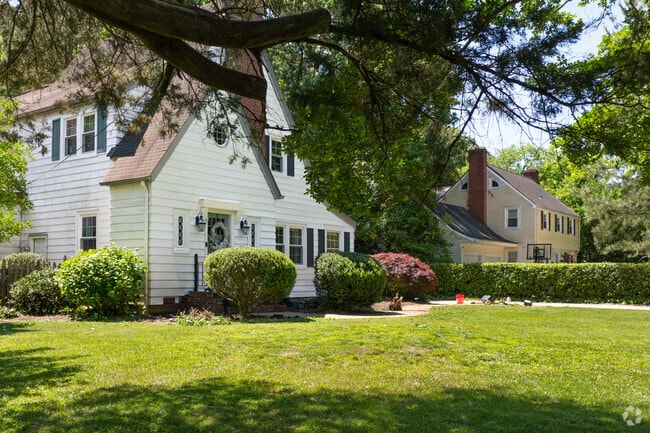 Warwick on the James features a variety of homes, each with beautifully maintained, manicured lawns.