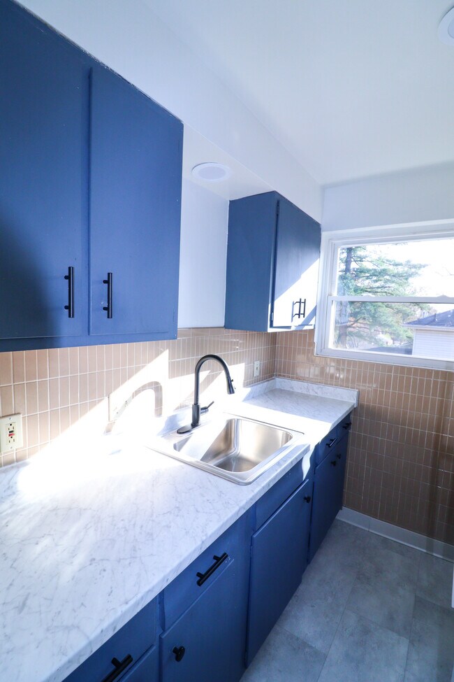 1954 Rockland Ave unit 4, Cincinnati, OH 45230 - photo 2