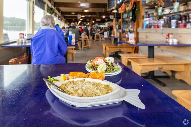 Mo’s Seafood and Chowder serves delicious seafood and chowder in Florence.