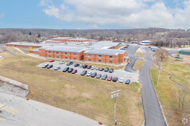 The student-teacher ratio at Henryville Elementary School is 18 to 1.