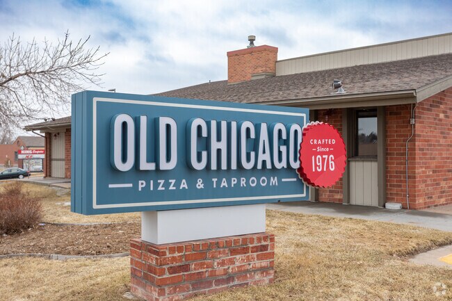 Old Chicago Pizza & Taproom in Lakeshore serves pizza and local brews.