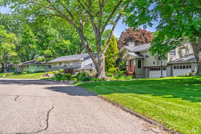 Covington neighborhood showcases Colonial Revival, split-level, and ranch homes built between the 1960s and early 1980s, with most properties priced from $425,000 to $590,000.