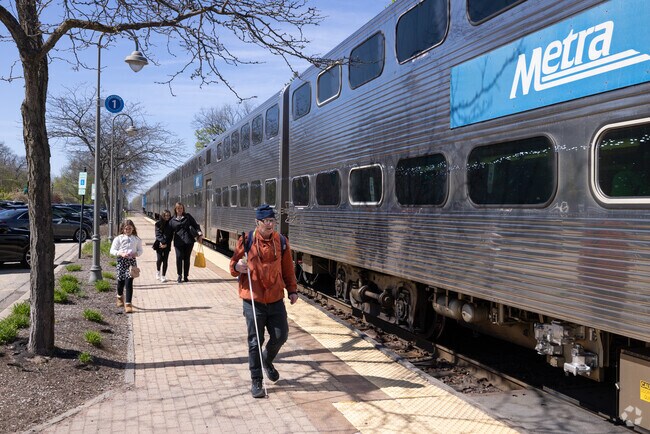 Glencoe Metra Station allows residents to go to and from downtown Chicago.