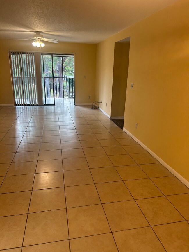 Estancia Condominiums unit Estancia, Clearwater, FL 33761 - photo 2