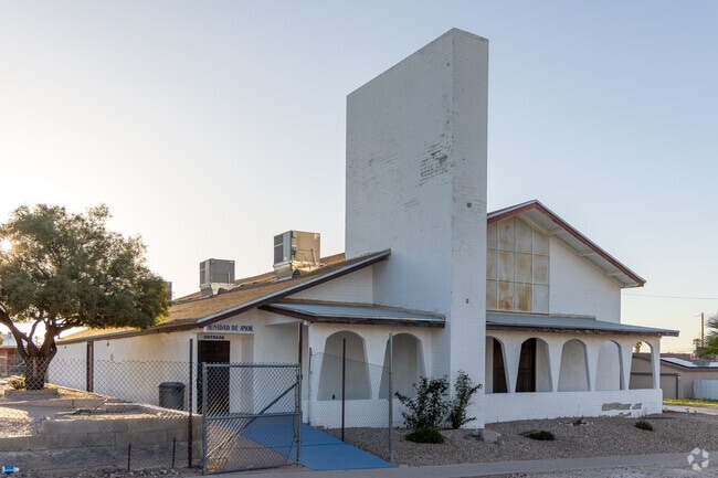 Worshipers can attend Iglesia de Dios Comunidad de Amor.