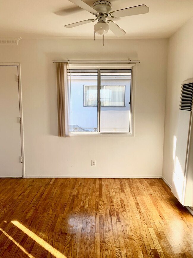 8871 18th St, Los Angeles, CA 90035 - photo 2