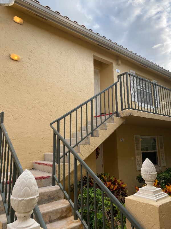 1130 Lake Shore Dr, Lake Park, FL 33403