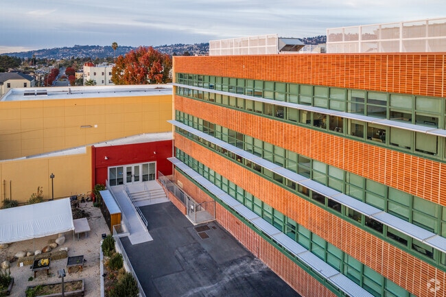 Oxford Elementary School provides quality education to students in Berkeley.