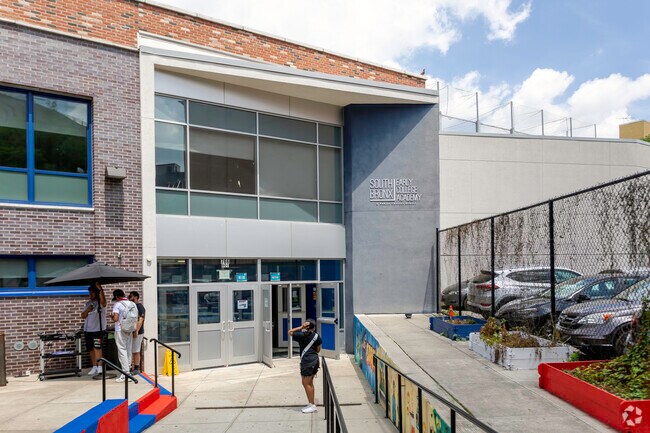 South Bronx Early College Academy Charter School serves grades 6 - 8 in Melrose.