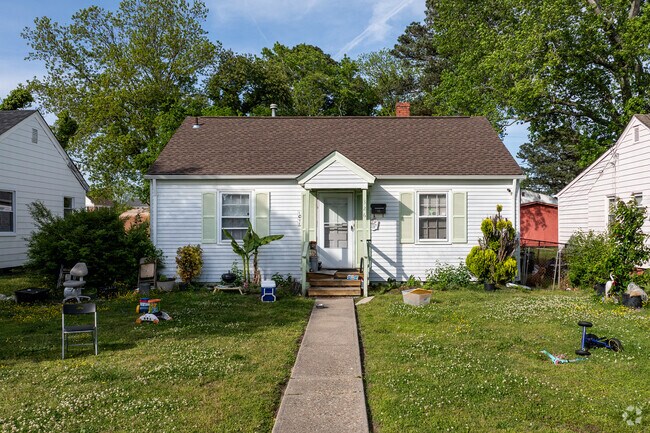 A cute minimal 20th-century home exemplifies Salters Creek's historic architecture.