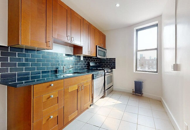 31-40-40 30th St unit B5, Queens, NY 11106 - photo 2