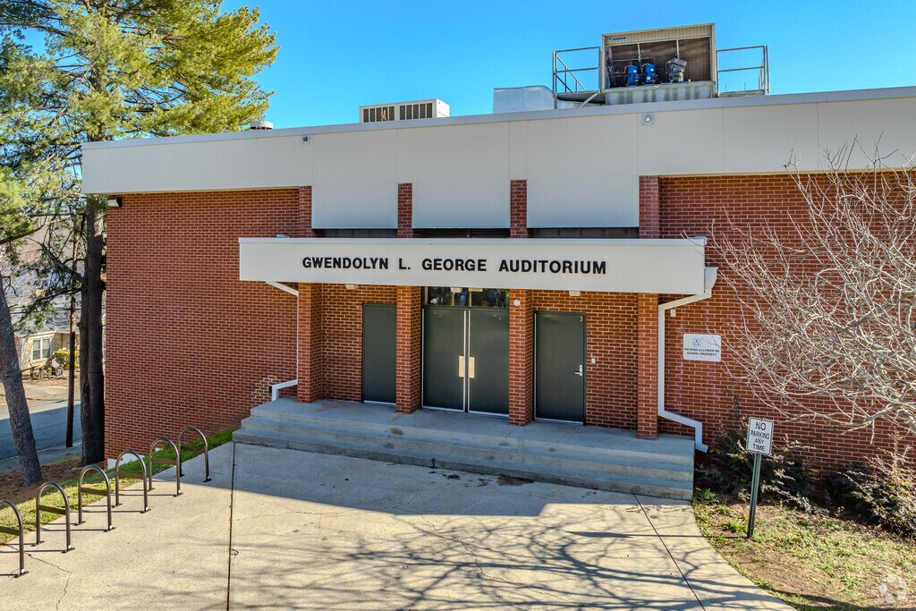 Barack and Michelle Obama Academy has an auditorium.