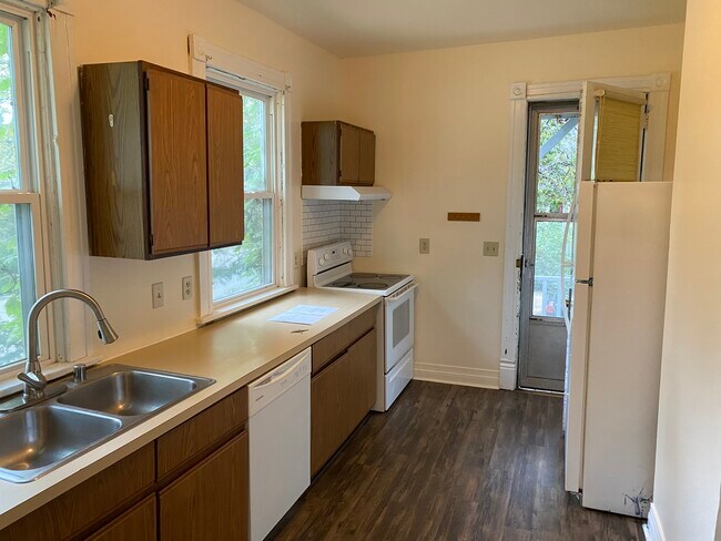 1051 E Johnson St unit 1, Madison, WI 53703 - photo 4