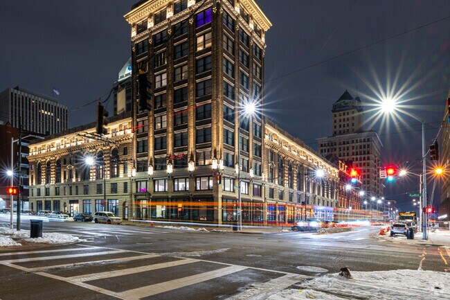 Downtown Dayton offers Oakwood residents nearby shopping, dining and entertainment.