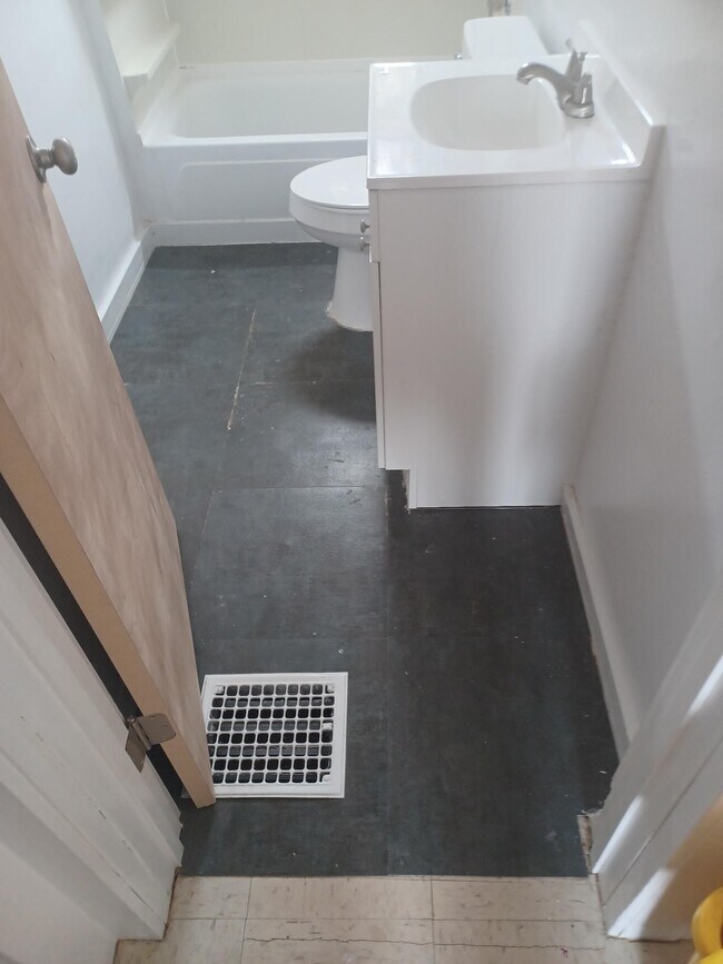 4305 Sheridan Rd unit CLOSE TO LAKE PARKS, Kenosha, WI 53140 - photo 5