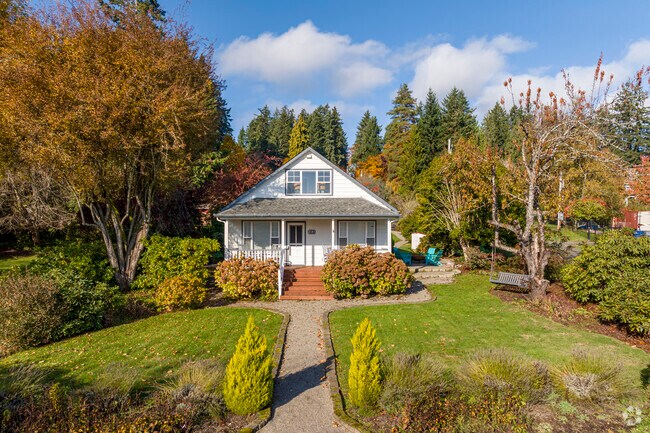 Quintessential beach homes sitting above the bay in Home.