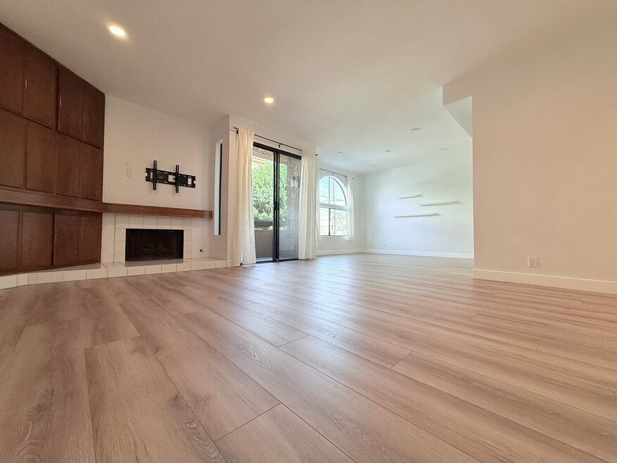 14572 Dickens St unit 105, Sherman Oaks, CA 91403 - photo 1